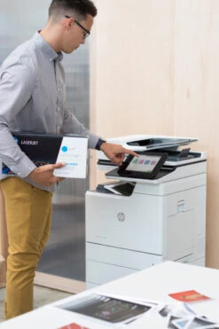 HP Color LaserJet Pro MFP M479fdw + 1 Extra Zwarte Toner + 2.500 Vellen A4 Papier -Tech Winkel 1738449 2