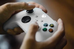 MICROSOFT Xbox Series S + Wireless Controller Robot Wit + Play & Charge Kit -Tech Winkel 1829785 5